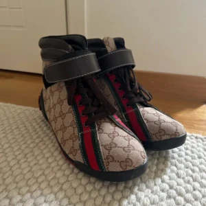 Gucci skor - Säljer mina unika Gucci skor då dom inte kommer så mycket till användning. Dom har mesta dels stått på skohyllan.  Storlek 44