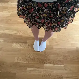 Sjukt fin blommig kjol från Lindex. Haft den länge men är i fint skick. Jag har behövt sy på en liten bit av en volang för den lossnade. Annars inga defekter. 