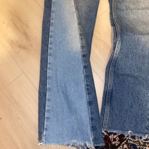 Vida blå low jeans  - Mid/low jeans med ljusare färg på sidorna. Så snygga, passar s-m beroende på hur man vill att dom sitter! 