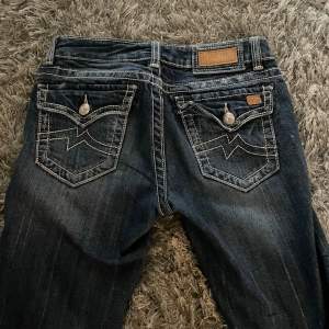 Säljer dessa supersnygga lågmidjade jeans från Miss Me. Bra skick, lite slitna längst ner, skriv för bilder. Säljer pga inte så mycket användning 💓jag är 170 lång