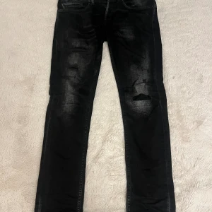 Dondup George - Säljer dessa Dondup jeans i den eftertraktade modellen ”George”. Jeansen är i ett skinny fit format och är väldigt stretchiga. Storlek 29 runt midjan. De har ett par hål lite här o där, men som är en del av modellen.