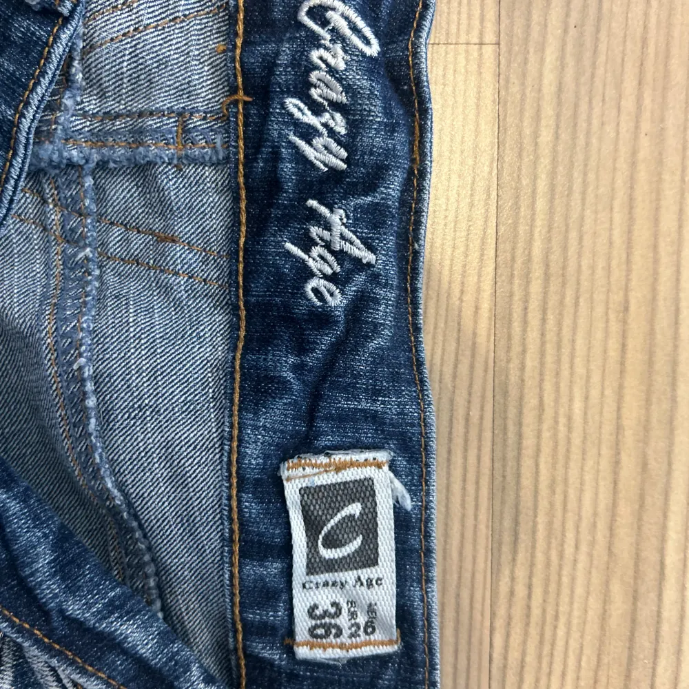 Supersnygga lågmidjade crazy age jeans! Strl 36 och passar mig som är 164💓 det är bara o skriva om ni vill ha mått eller har frågor💗. Jeans & Byxor.
