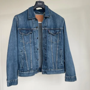 Levis Jeansjacka stl; M - Använd en dag därav nyskick! 600kr / kom med pris förslag