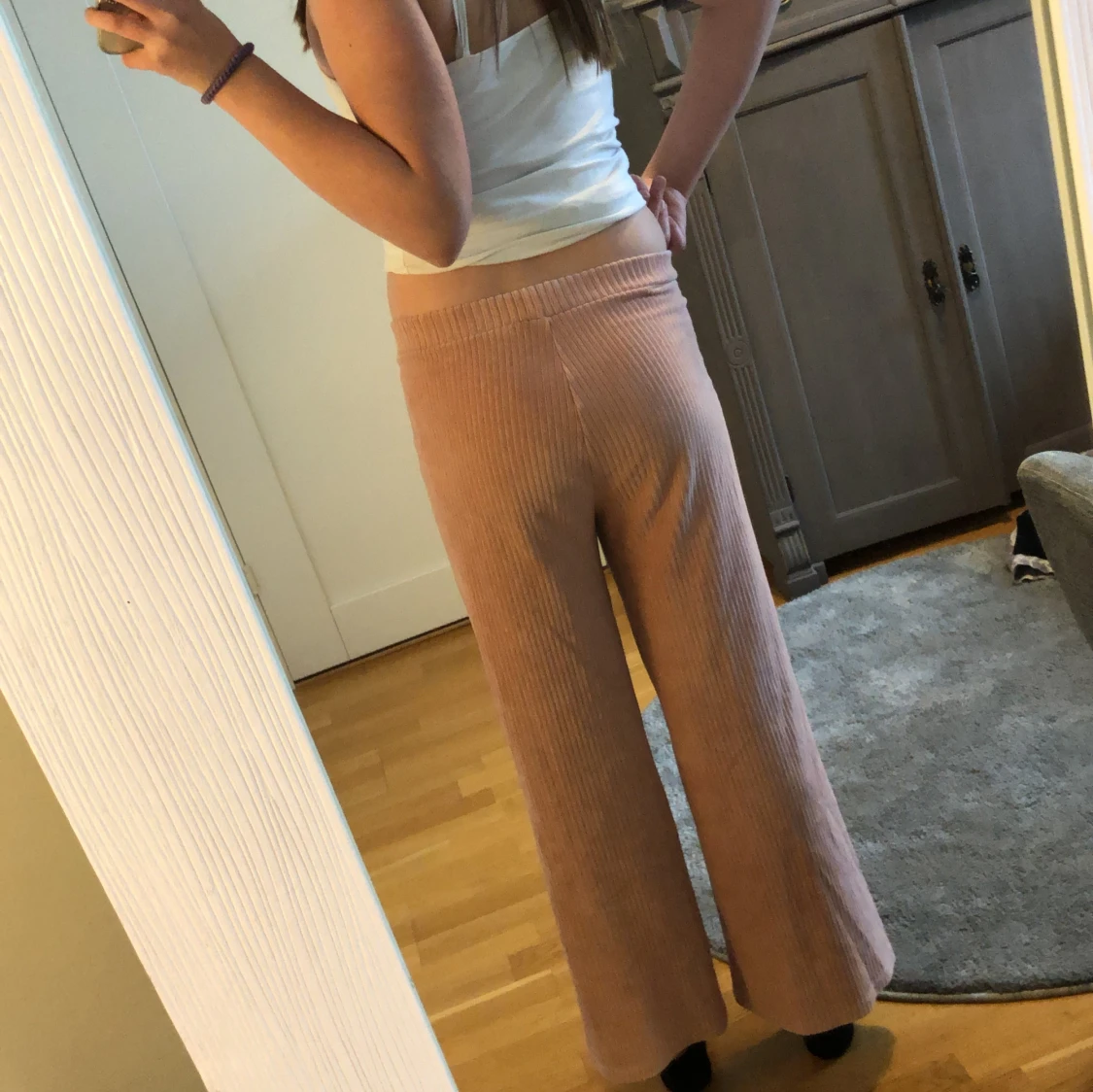 Rosa utsvängda byxor  - 90