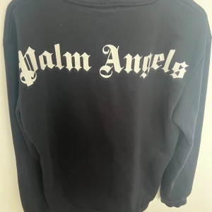 Palm Angels  - Säljer min tröja jag fick i present. Den har storlek XL men passform för L/M (som jag har).