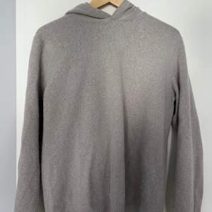 Oscar Jacobsson hoodie (grå/beige) Skick 7/10  Säljs pga den krymptes i tvätten…  passar S