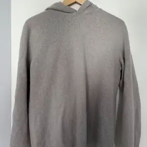 Oscar Jacobsson hoodie (grå/beige) Skick 7/10  Säljs pga den krymptes i tvätten…  passar S