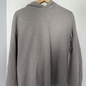 Oscar Jacobsson cashmere hoodie  - Oscar Jacobsson hoodie (grå/beige) Skick 7/10  Säljs pga den krymptes i tvätten…  passar S