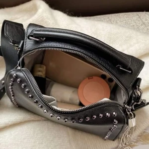 Handväska - Superfin liten handväska, använd 1 gång. Tidigare köpt i Danmark, men har köpt en ny nu, därav säljer jag denna. Bara att höra av sig för fler bilder eller frågor!! 