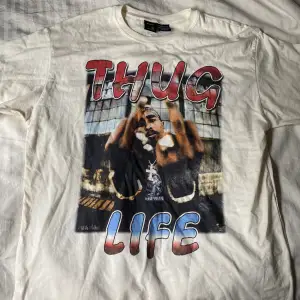 Knappt använd t-shirt med Tupac-tryck, unisex, oversized, stl XS