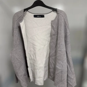 Kofta från Zara - Jättefin grå kofta från Zara. Storlek S och den är kort i ärmarna vilket är snyggt! Oanvänd