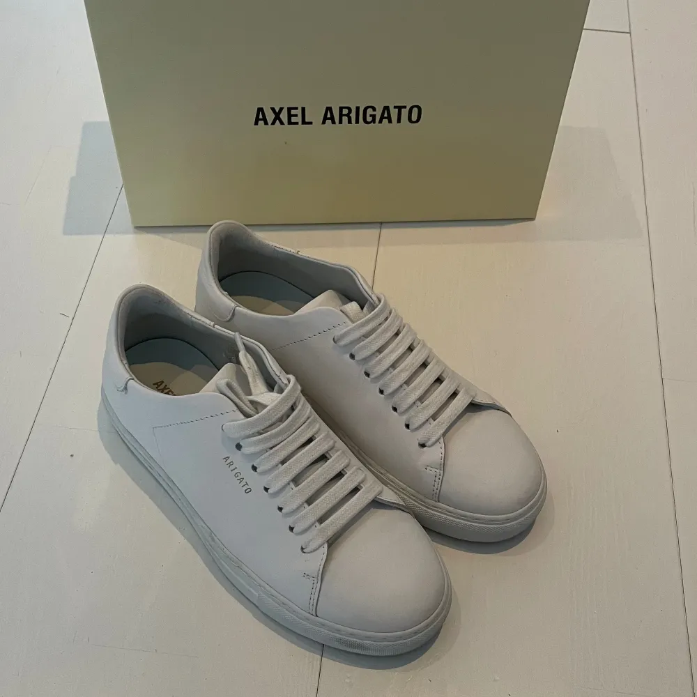 Axel Arigato sneakers i nyskick, knappt använda. Nypris: 2400kr💞 . Skor.