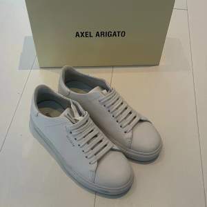 Axel Arigato sneakers i nyskick, knappt använda. Nypris: 2400kr💞 