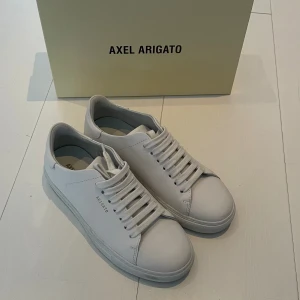 Axel Arigato sneakers  - Axel Arigato sneakers i nyskick, knappt använda. Nypris: 2400kr💞 