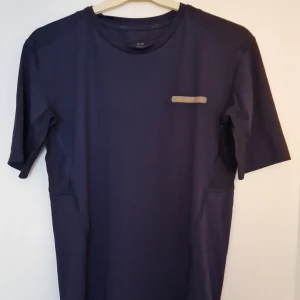 A-Z T-shirt för träning  - Hej!  Jag säljer en träningströja från A-Z som använts ett fåtal gånger i fint skick. Tight fit.  Bredd: 41 cm. Längd: 65 cm.  Kan hämtas i Västerås och skickas.  Med vänlig hälsning, Lucas