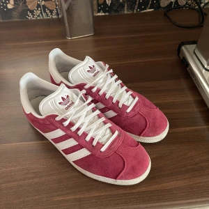 Adidas gazelle - Adidas ”gazelle” i mycket fint skick. Storlek 43🤩 extremt sköna att gå i och perfekta till sommaren🤝 hör av er!