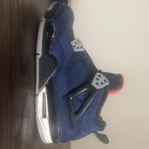 Jordan 4s  - Har haft de ungefär 1 år säljer för dem börjar sluta passa mig fick i födelsedags present är äkta har box Jordan 4 loyalty blue 