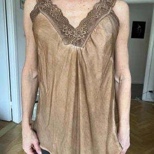 Linne med spets - Fint linne i nyskick. Snygg under skjorta eller kavaj. Stl one size (S-L)