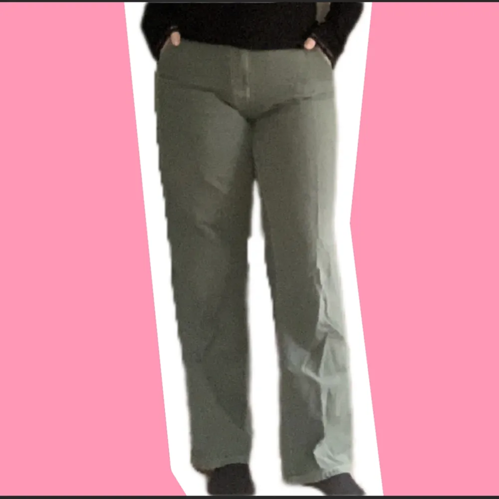 Gröna jeans från Pull & Bear👐 Anvönda men inga slitningar🙌. Jeans & Byxor.