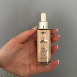 Foundation från loreal Paris. Endast öppnad🌺 färg 0,5-2 very light 