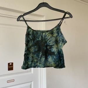 Tie dye linne - Grönt tie dye linne. Storlek S/XS.  50kr + frakt eller möts upp i Malmö. Tar endast Swish 💌
