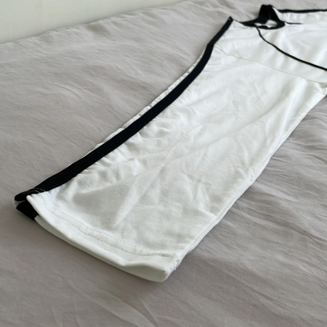 Vit Tröja med design/slogan/grafik 99 kr - 93