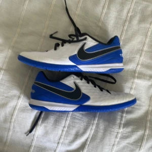 Nike innefotbollsskor - Säljer nu mina gamla innefotbollsskor. Skicket är 6.5/10 och storlek 42.5. Nypriset ligger på 600kr.