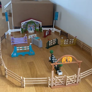 Schleich tävlings paket - Mycket av det är väldigt nytt och allting är i bra skick. Ny pris: 1040kr mitt: 630kr. Priset går att diskuteras.☺️