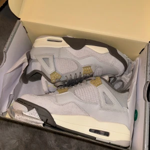 Jordan 4a photon dust/off white - Supersnygga Jordan4 som aldrig är använda, kvitto och box finns kvar, köpta på SNKRS.
