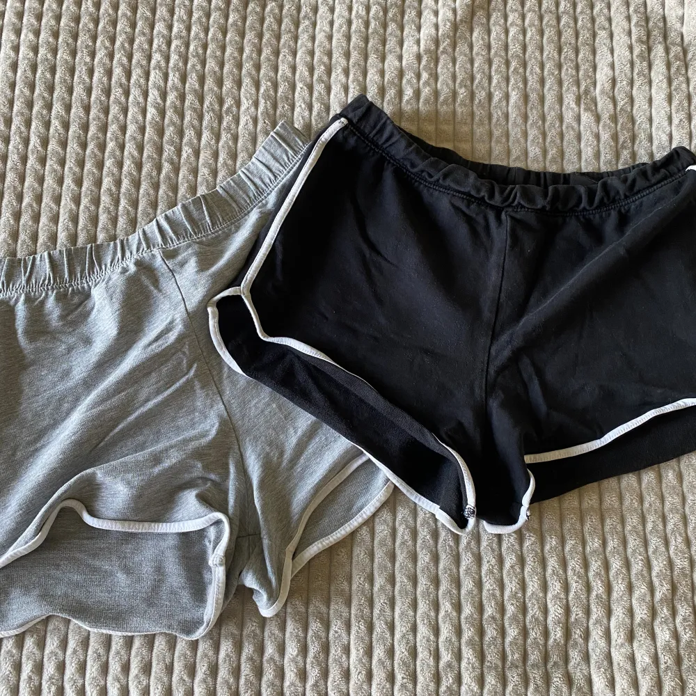 2 shorts från H&M. Svarta i använt skick och dom gråa i bättre skick. Säljer båda tillsammans för 40kr. . Shorts.