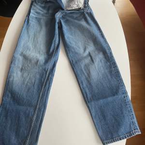 Galaxy Loose jeans från Weekday i bra skick. Storlek W29/L32 