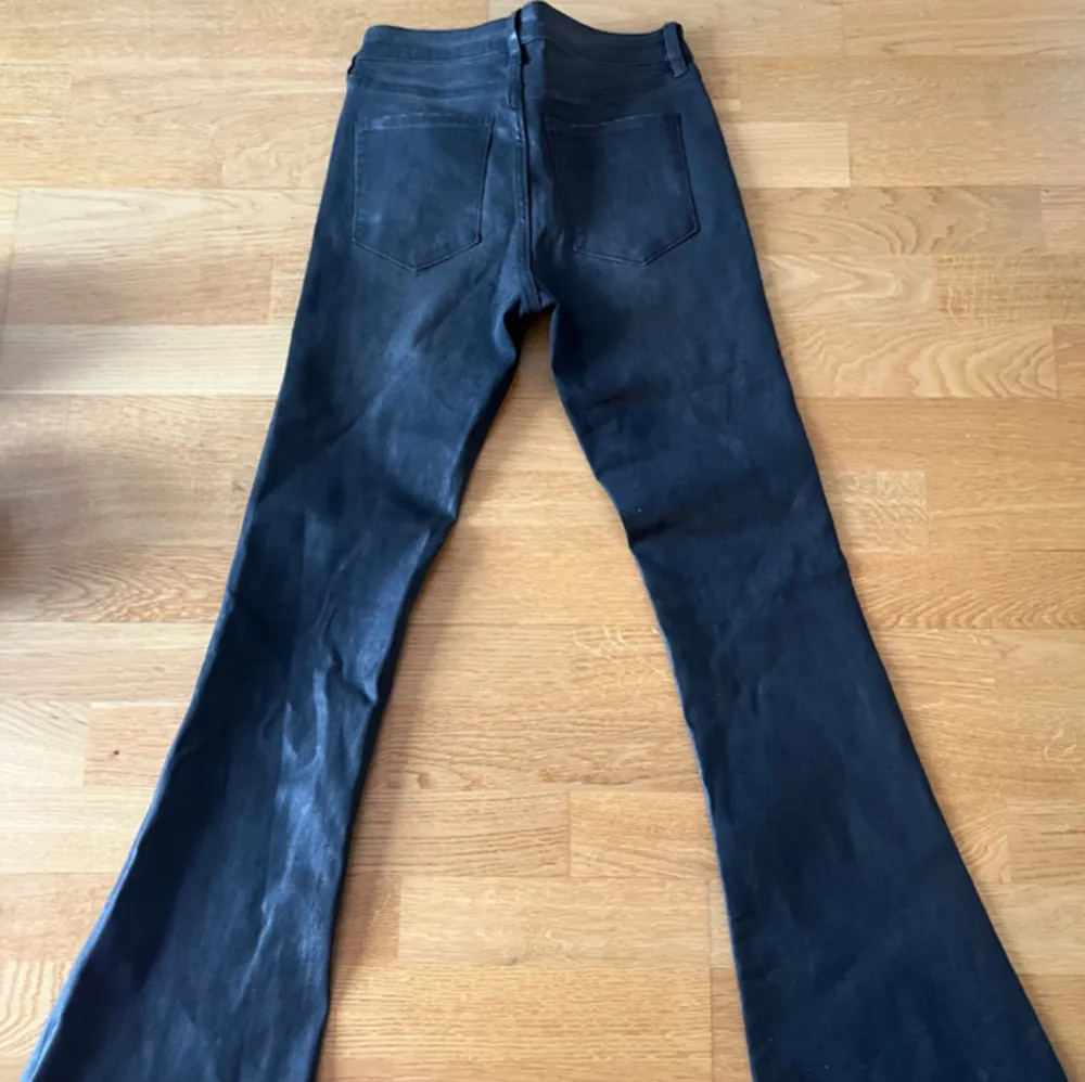 Säljer mina snygga lågmidjade läder jeans, helt oanvända!  Skriv om du har några frågor eller är intresserad!💕. Jeans & Byxor.