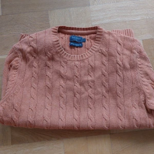 East West tröja  - Säljär nu min East West tröja för att jag inte vill ha den oxh jag har bytt stil. Skriv till mig om ni har mer frågor om teöjan och om ni vill ha mera bilder👍👍