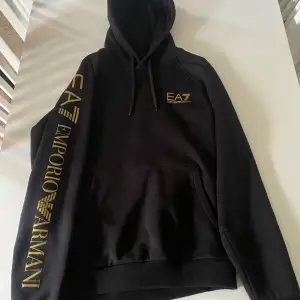 Jätte fin armani hoodie som är inprecip ny Max använd 1-2 gånger ny pris är 1500 mitt pris 600 skriv om ni har några funderingar eller liknande