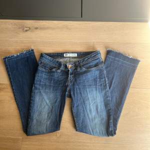 Low waist bootcut Levi’s jeans bra skick👖 Midjemått: 38cm x 2 Längd: 94cm  