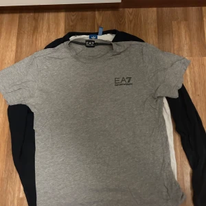 Tshirts och tröjor - Olika tshirts allt från M-XL Skriv ett dm för pris per och storlek för intresse av någon