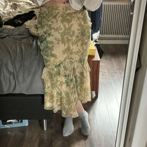 Grön mönstrad kjol  - Jättefin grön mönstrad kjol som inte kommer till användning hos mig. Med gömd dragkedja där back. Använd en gång så i fint skick.