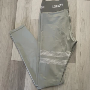 Tights - Superfina träningstights från märket stronger i en grågrön färg. Helt nya och är aldrig använda🤍