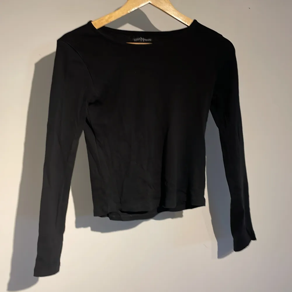 Basic ribbad långärmad tröja i svart! Stretchig passar i xs-s! Bra skick, kontakta innan köp! . Tröjor & Koftor.