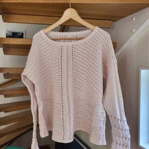 Stickad tröja - Snygg stickad tröja, är i bra skick.