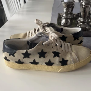 Saint Laurent Skor  - Inga byten tas! Sjukt snygga Saint Laurent skor i använt skick men mycket kvar att ge. Allt OG medföljer. Hör av er vid frågor & funderingar🤝