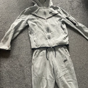 Nike tech  - Nike tech mjukis dress som är i bra skick. Storlek 158-170 eller Xl i barn storlek. Skickas snabbt och skriv om du har någon fråga! 