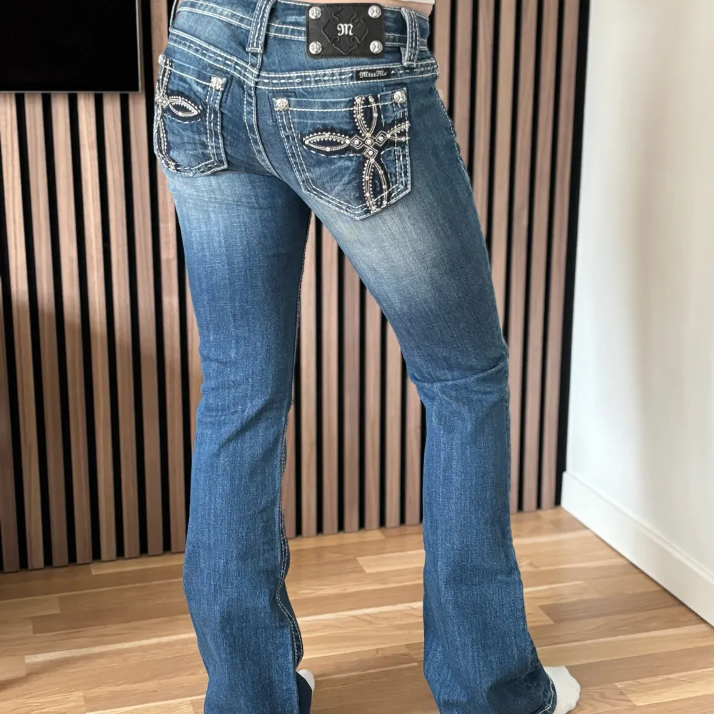 Lågmidjade bootcut jeans från Miss Me. Fickor med kors. Perfekt skick. Mått: Innerbenslängd: 84cm Midjemått rakt över: 35,5cm Midjemått: 77,5cm Modellen är 166cm lång. Skriv gärna ifall du har några frågor! 💗. Jeans & Byxor.