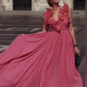 säljer denna vackra klänning från giambattista valli x H&M samarbetet💕Helt oanvänd med lappen kvar,  finns ej i butik längre, nypris runt 2500. Perfekt till bal! Pris kan diskuteras 😊
