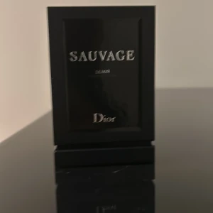 Dior sauvage elixir 60ml - En maskulin doft som gör att du sticker ut och luktar extremt gott. Perfekt doft för dig som vill sticka ut. Jag har i princip hela flaskan kvar, lukten växte ifrån mig då den inte passa mig och min preferens. Förpackning ingår. Priset kan diskuteras