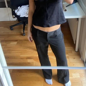 Lågmidjade kostymbyxor - Kostymbyxor!! Låg midja, Köpta secondhand så vet inte märke eller storlek💗 men skulle säga runt storlek S!💕 skriv privat vid frågor!!⭐️