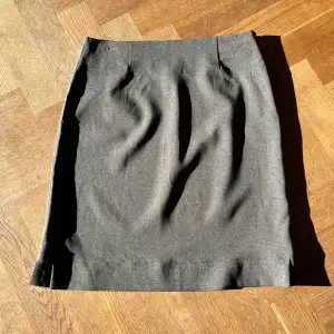 En kostymkjol ifrån H&M. Den är ifrån en äldre kollektion från H&M men är bara använd vid ett tillfälle. Den är mörkbrun/grå.🤎🩶