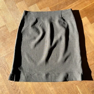 Kostymkjol   - En kostymkjol ifrån H&M. Den är ifrån en äldre kollektion från H&M men är bara använd vid ett tillfälle. Den är mörkbrun/grå.🤎🩶