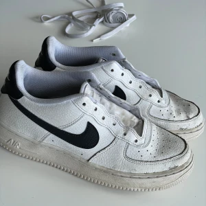 Air forces 1 - Skick 4/10 Du får tyvärr snöra dem själv 