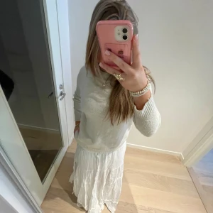 Stickad tröja - Beige/vit stickad tröja💘Använd 1-2 gånger, inga defekter eller liknande🩷Super fin nu till sommaren💗